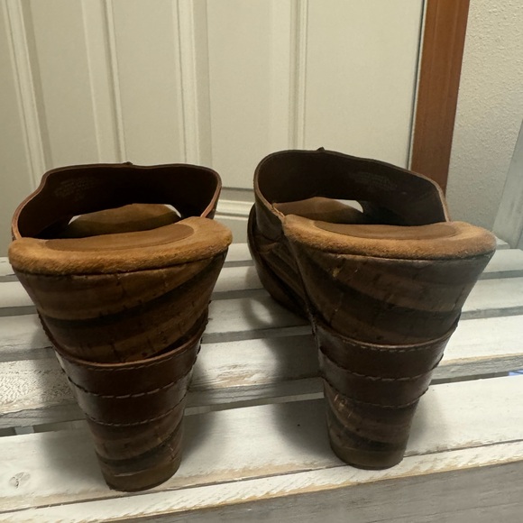 Nine West EUC Leather wedges with gold - Picture 4 of 7